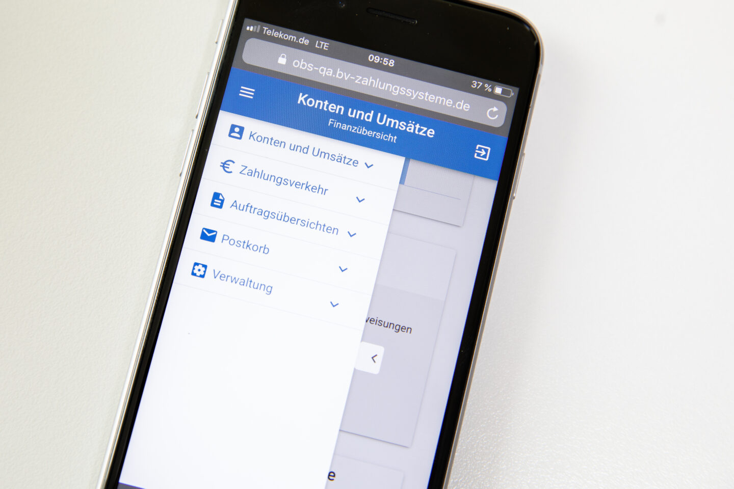 Menü einer Online-Banking App ist auf einem Smartphone geöffnet.